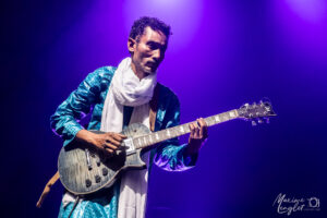 Kawissan Mohamed Alhassan à la guitare rythmique pour Bombino