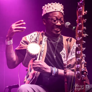 Drisssa Kini aux percussions chez Harmattan Brothers