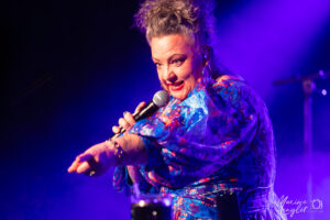 Kaz Hawkins sur la scène de la Boite à Musiques