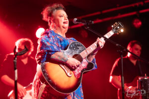 Kaz Hawkins à la guitare