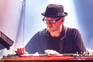 Mark Neary à la pedal steel
