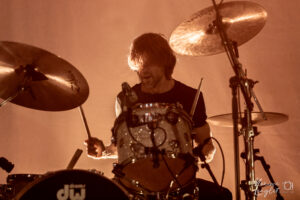 Batteur de Samantha Fish en fond de scène