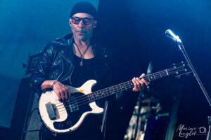 En fond de scène le bassiste de Samantha Fish