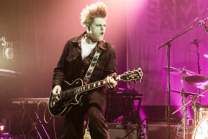 Zac Schulze sur la scène du Splendid