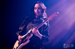 Sabrina Duval à la guitare pour Irnini Mons