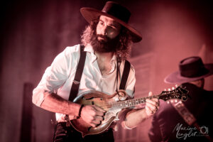 Scott Pringle de The Dead South à la mandoline