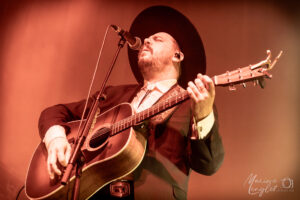 Nate Hilts à la guitare pour The Dead South