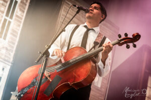 Danny Kenyon au violoncelle pour The Dead South