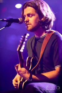 Le guitariste de Brooke Combe