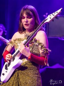 Jess Allanic de Calva Louise à la guitare