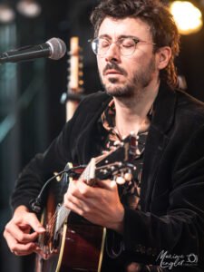 Léo Rathier à la guitare