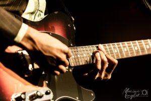Gros plan sur la guitare de Jalen NGonda