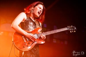 Jessie Lee à la guitare